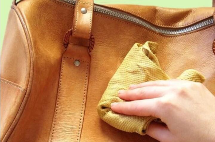 How to Clean a Leather Purse